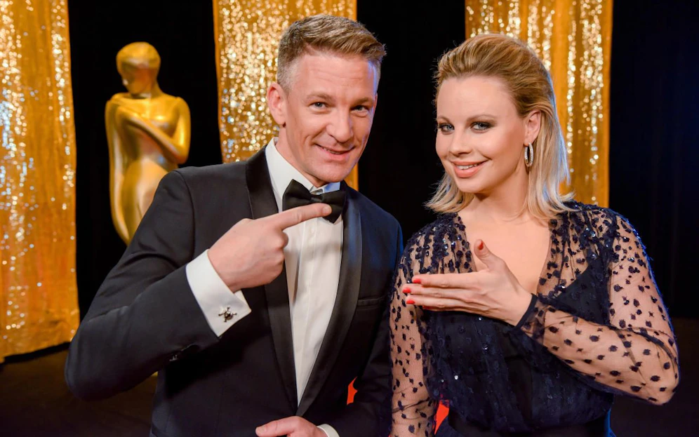 Durch die glamouröse Gala führt heuer erneut das Moderatorenduo Katharina Straßer und Andi Knoll.