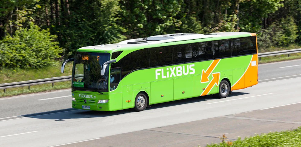 Premiere an Bord eines FlixBusses: Eine Frau brachte im Bus ein Baby zur Welt. 