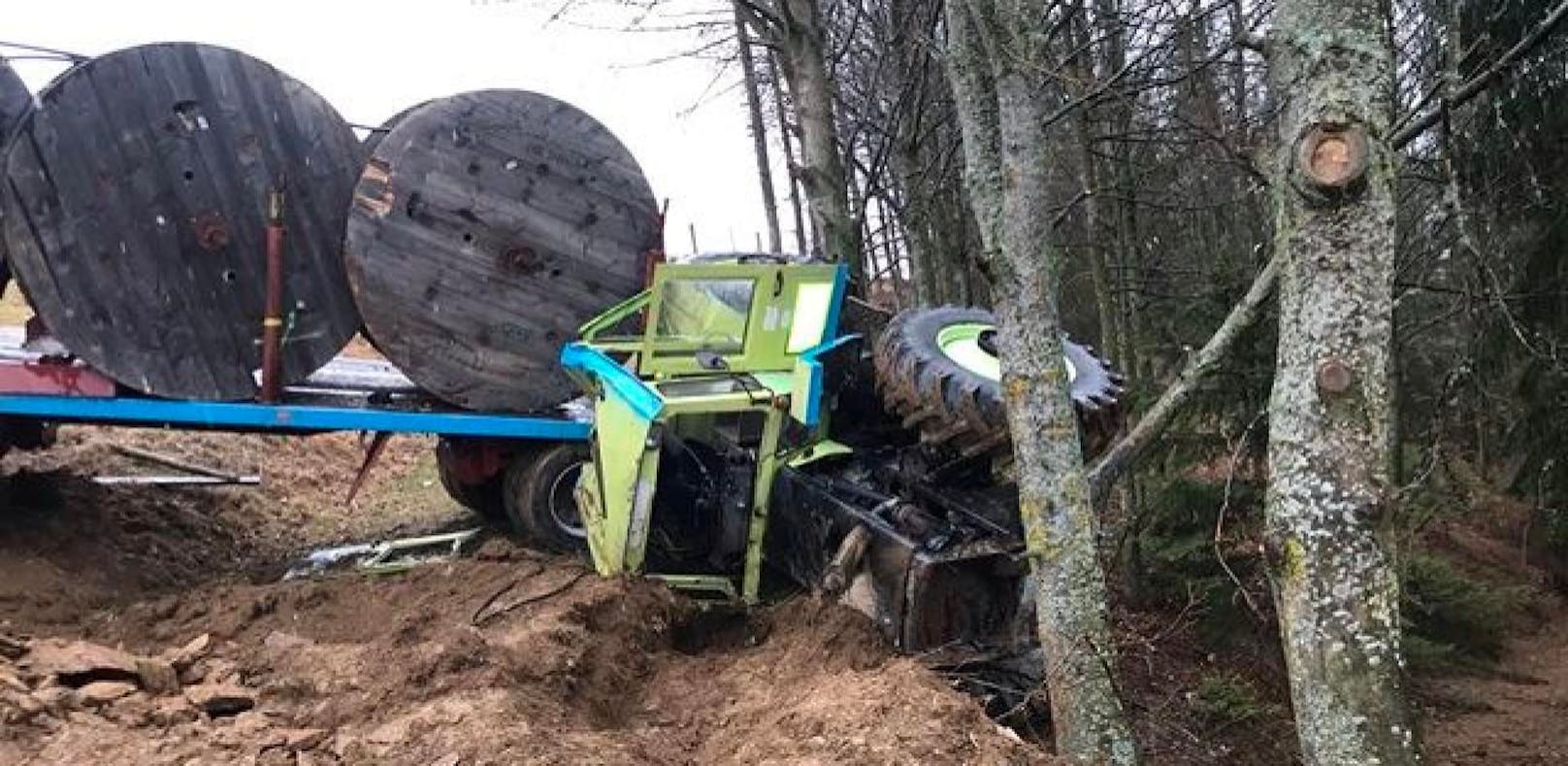 Mann (54) bei Absturz mit Traktor schwer verletzt
