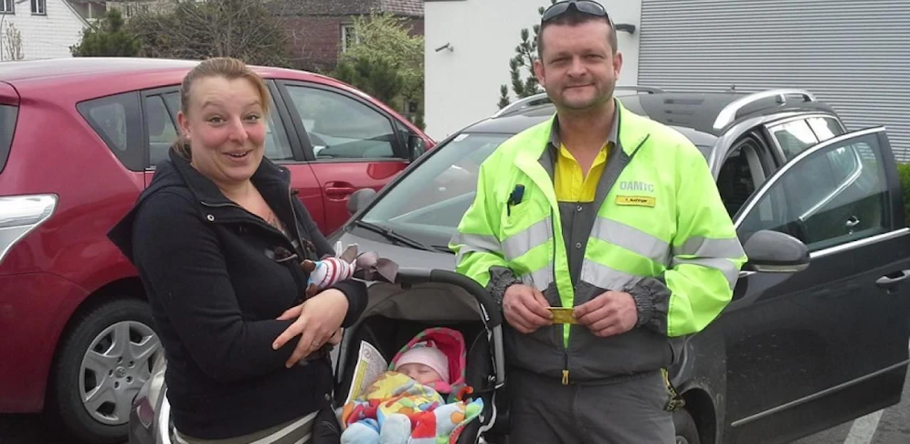 Erleichterung bei der Mutter: Nach zehn Minuten hatte ÖAMTC-Pannenfahrer Peter Buchinger die kleine Sophie befreit.