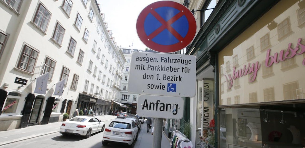 Vizebürgermeisterin Maria Vassilakou (Grüne) will eine temporäre Öffnung des Anrainerparkens für den Wirtschaftsverkehr und soziale Dienste (werktags zwischen 8 und 16 Uhr). Nicht nur City-Bezirkschef Markus Figl (ÖVP) protestiert dagegen, auch die Josefstädter Bezirkschefin Veronika Mickel-Göttfert (ÖVP) und die Alsergrunder Bezirkschefin Saya Ahmad (SPÖ) wollen "die Schilder nicht aufstellen".