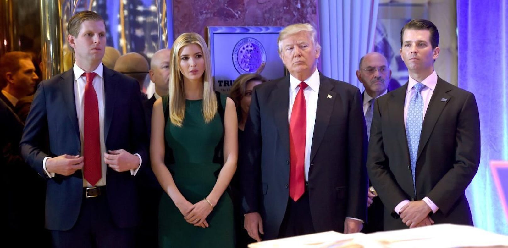 US-Präsident Donald Trump (2.v.r.) mit seinen Kindern: (v.l.) Eric, Ivanka und Donald Jr.