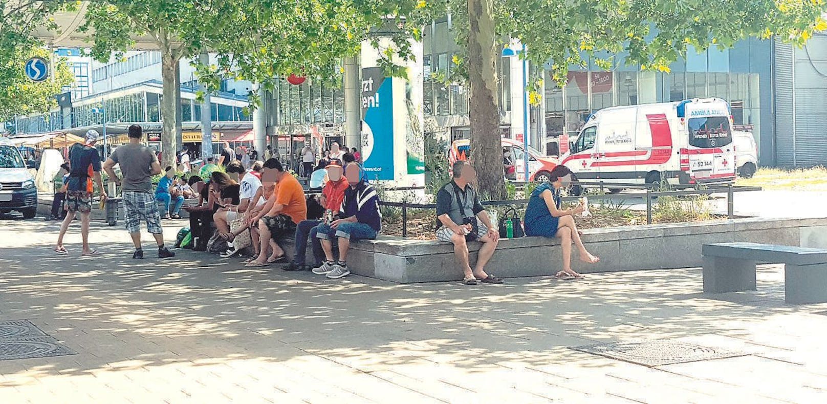 Tägliche Trinkgelage am Franz-Jonas-Platz vorm Bahnhof. (Foto: Dietmar Schwingenschrot)
