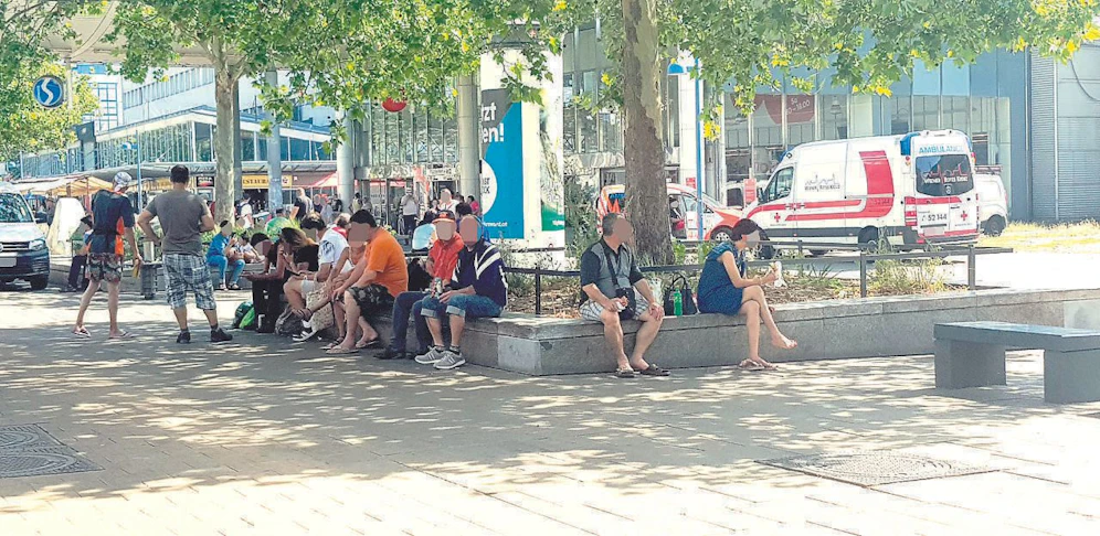 Tägliche Trinkgelage am Franz-Jonas-Platz vorm Bahnhof. (Foto: Dietmar Schwingenschrot) 