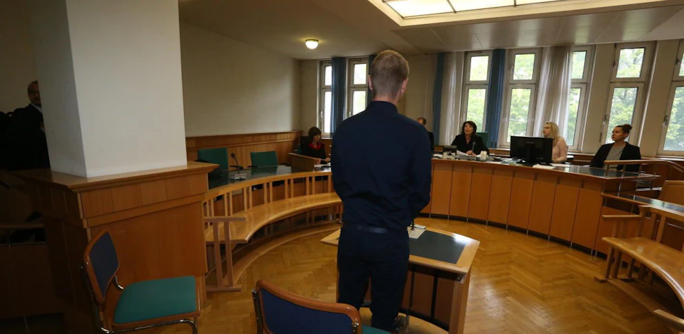 Der Angeklagte am Mittwoch vor Gericht. 