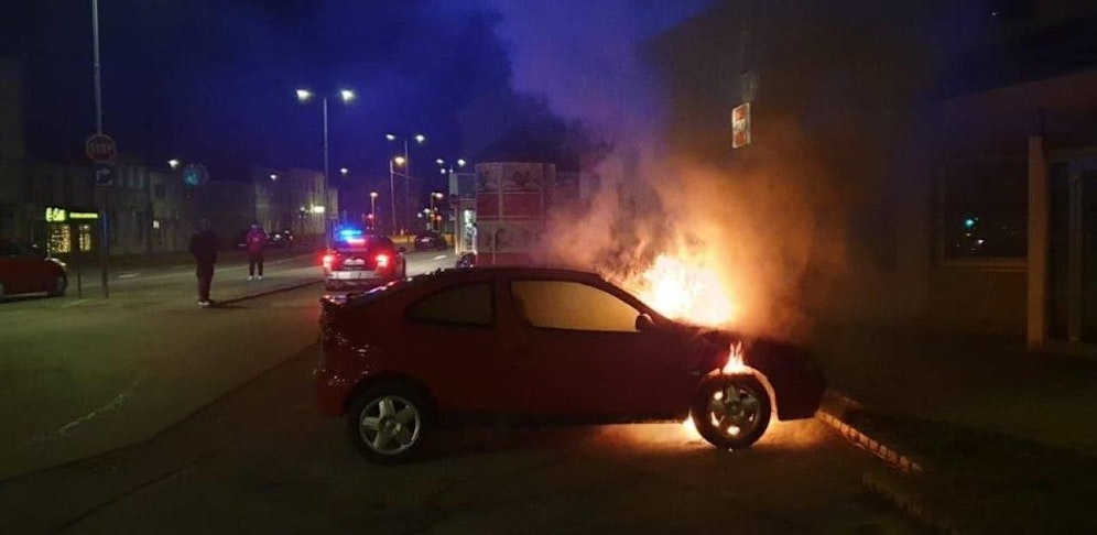 Das Auto stand vorne schnell in Brand.