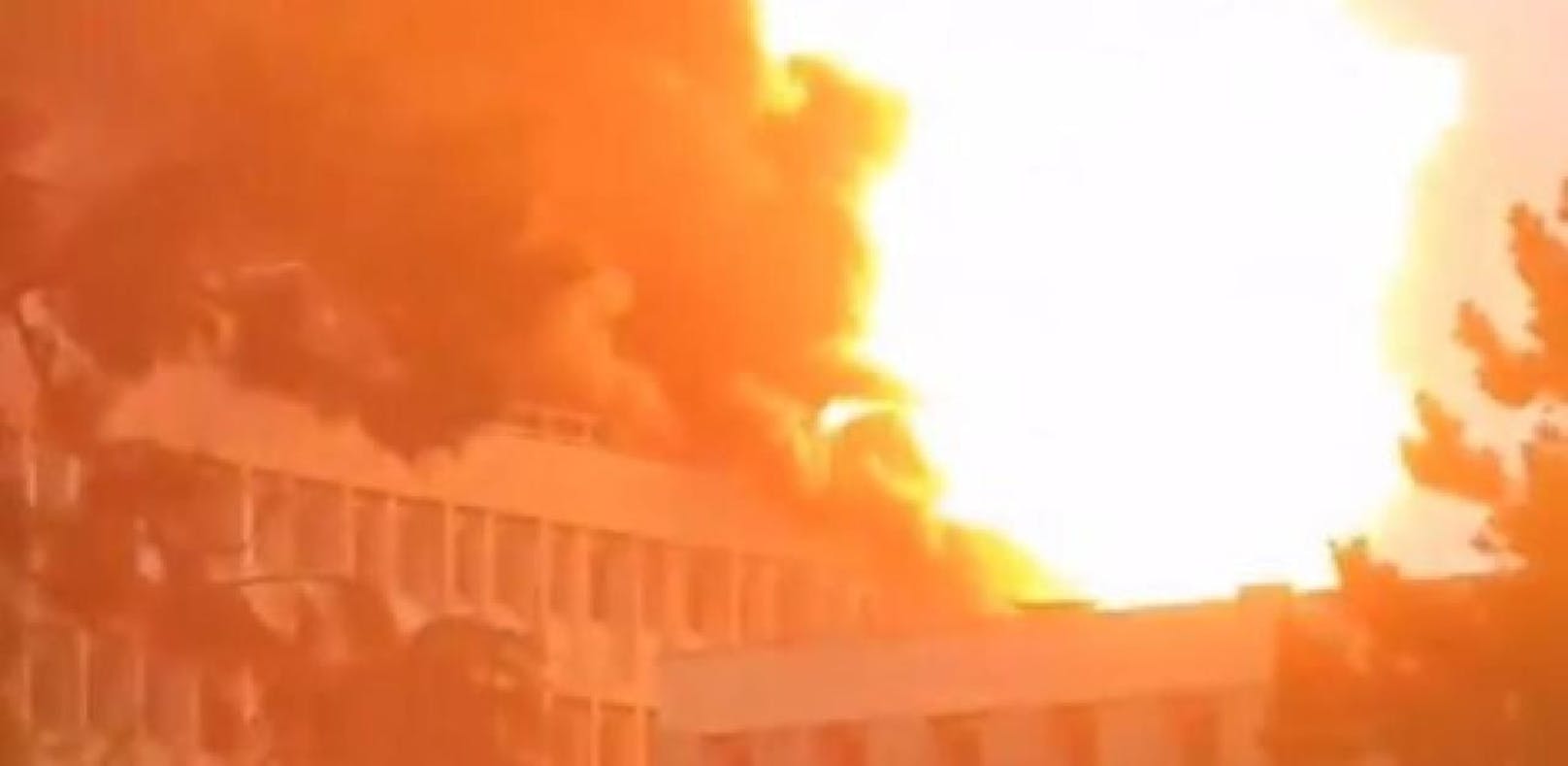 Gewaltige Explosion auf Dach von Universität