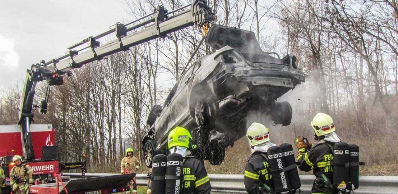 Heute.at - Autobahnsperre: Pkw auf A1 stand in Vollbrand