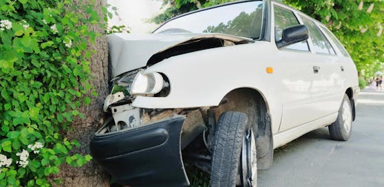 (Symbolfoto) Eine 62-Jährige kam Mittwochnachmittag mit ihrem Pkw von der Fahrbahn der B76 ab und prallte gegen einen Baum.