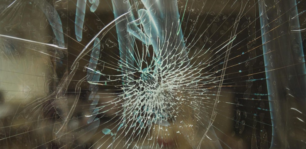 Der Verdächtige schlug mit einer Eisenstange das Schaufenster ein.