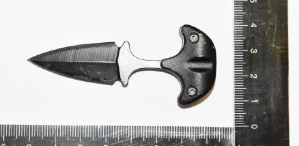 Mit diesem Faust-Messer verletzte der 26-Jährige sein Opfer.