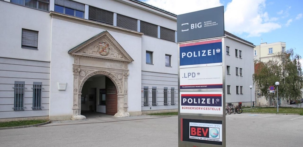 Nachtschwärmer machte Lärm vor Polizeidienststelle - Arrestzelle