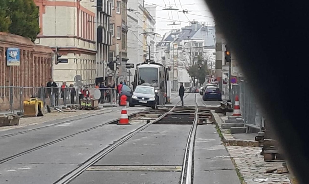 Ende im Gelände für die Lenkerin des VW Golfs. 