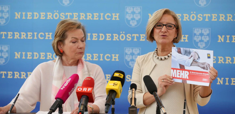 Zwazl (l.) und Mikl-Leitner bei der Unterzeichnung am Dienstag.