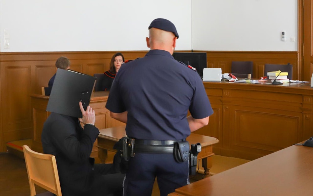 Der Angeklagte versteckte sein Gesicht hinter einem schwarzen Ordner.
