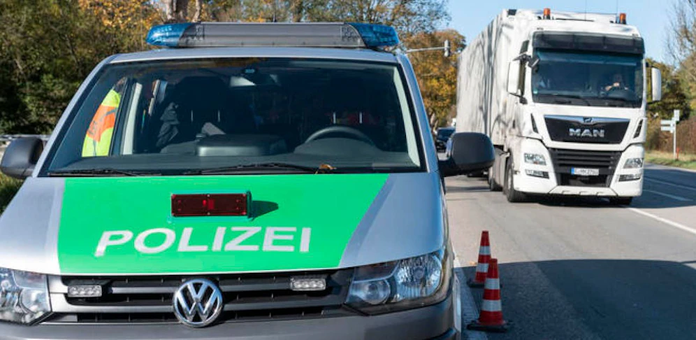 Ein betrunkener Mann wollte zu Fuß auf der A8 in Bayern nach Polen laufen (Symbolbild).