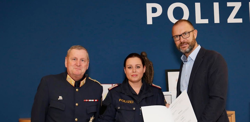 v.l. Der Linzer Stadtpolizei-Chef Karl Pogutter und Landespolizeidirektor Andreas Pilsl mit der neuen und ersten Chefinspektorin Doris Spitzer-Neumann.
