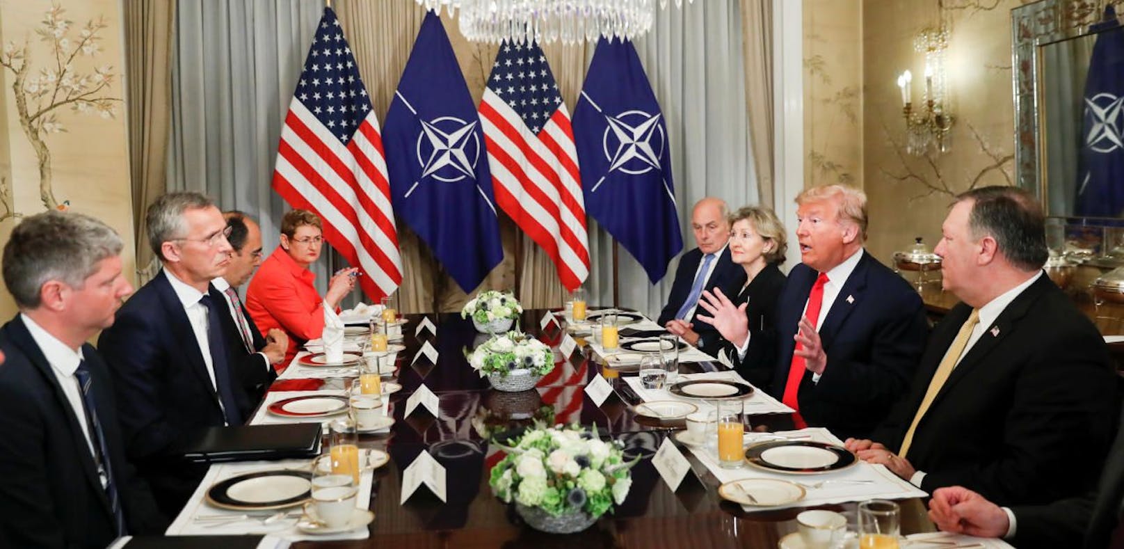 US-Präsident Donald Trump im Gespräch mit NATO-Generalsekretär Jens Stoltenberg (2. von li.) beim Gipfel in Brüssel.