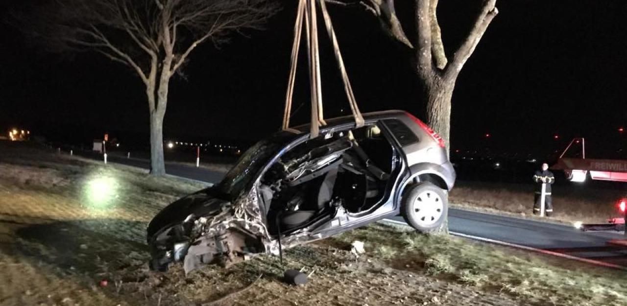 Heute.at - Pkw krachte nach Kollision mit Auto gegen Baum