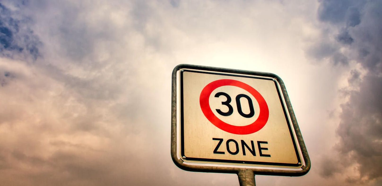 Das Kuratorium für Verkehrssicherheit fordert das flächendeckende Tempolimit von 30 km/h für Österreichs Stadtgebiete.