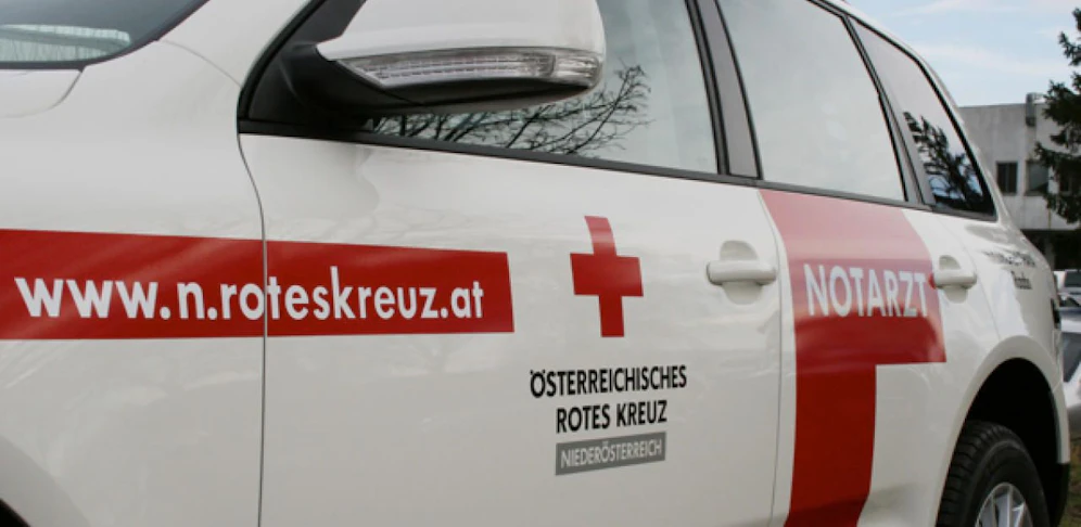 Für einen 36-Jährigen kam jede Hilfe zu spät, sein Mitfahrer wurde verletzt ins Spital gebracht.