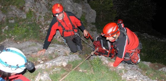Die Bergrettung brachte das Duo, fast 14 Stunden nachdem es zur Wanderung aufgebrochen war, wieder ins Tal.