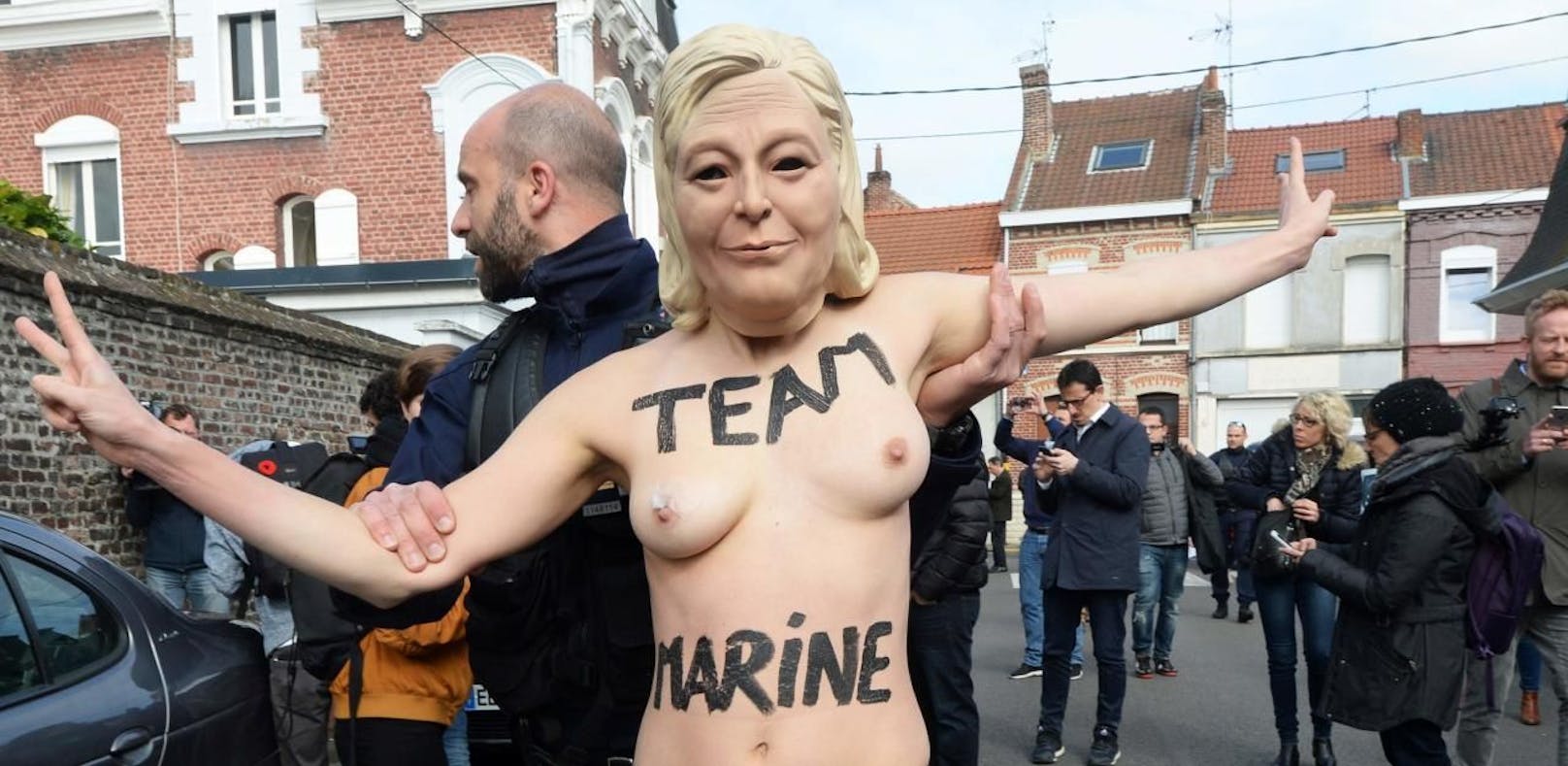 Fotos! Busen-Protest vor Le Pens Wahllokal