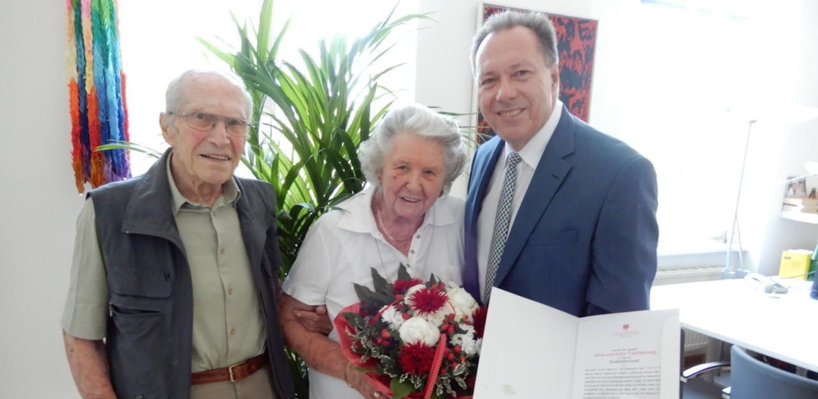 70 Jahre verheiratet: Ottakrings Bezirksvorsteher Prokop gratulierte.           