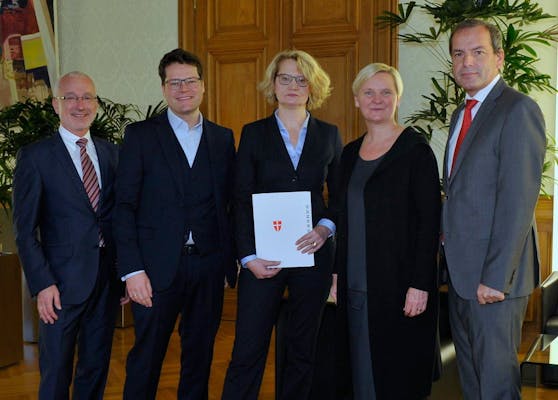 Von li. nach re.: Magistratsdirektor Erich Hechtner, Personalstadtrat Jürgen Czernohorszky, Interims-Leiterin der MA 40, Agnes Berlakovich, Sozialstadträtin Sandra Frauenberger und Younion-Vorsitzender Christian Meidlinger