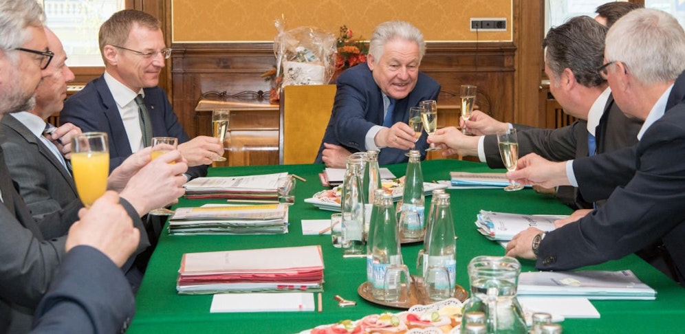 LH Josef Pühringer prostet bei seiner letzten Regierungssitzung mit den Mitgliedern der Landesregierung an.