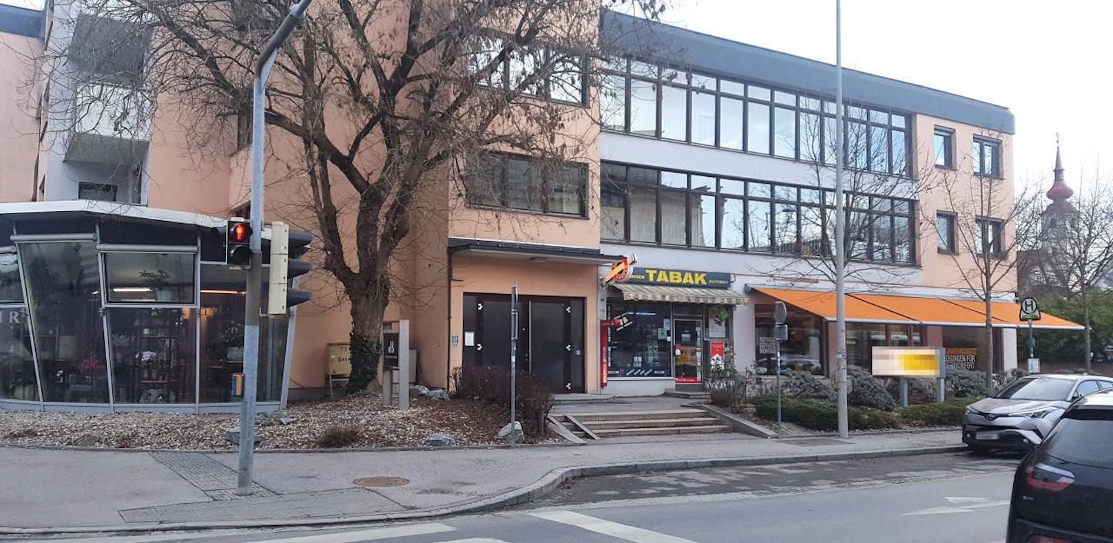 Ein 27 Jahre alter Mann hat am Dienstag, 04. Februar 2020, eine noch unbekannte Frau auf der Straße im Bezirk St. Peter in Graz mit einem Messer lebensgefährlich verletzt. Passanten alarmierten die Einsatzkräfte, der Mann wurde festgenommen.