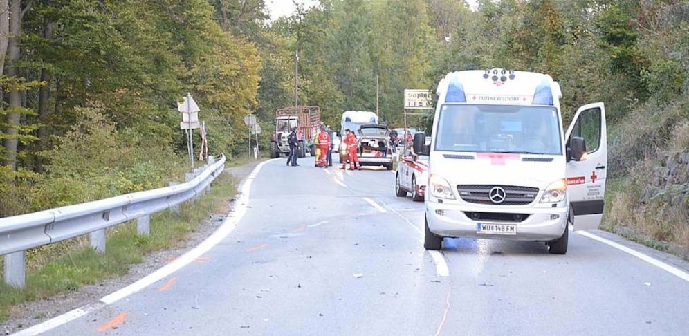 Zwei Motorräder krachten zusammen. Der Mann starb, die Frau wurde schwerst verletzt.