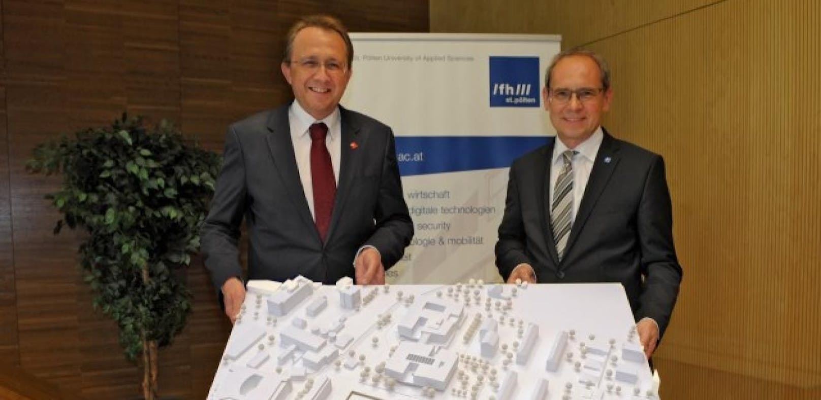 Bürgermeister Matthias Stadler und FH-Geschäftsführer Gernot Kohl präsentieren die Neubau-Pläne.