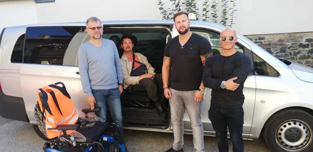 Taxi-Chef Ludwig Kieberger (re.), Beamter Domenik Zuba (2. v. re.) und Rollifahrer Rudolf K. (im Auto sitzend)