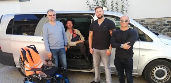 Taxi-Chef Ludwig Kieberger (re.), Beamter Domenik Zuba (2. v. re.) und Rollifahrer Rudolf K. (im Auto sitzend)