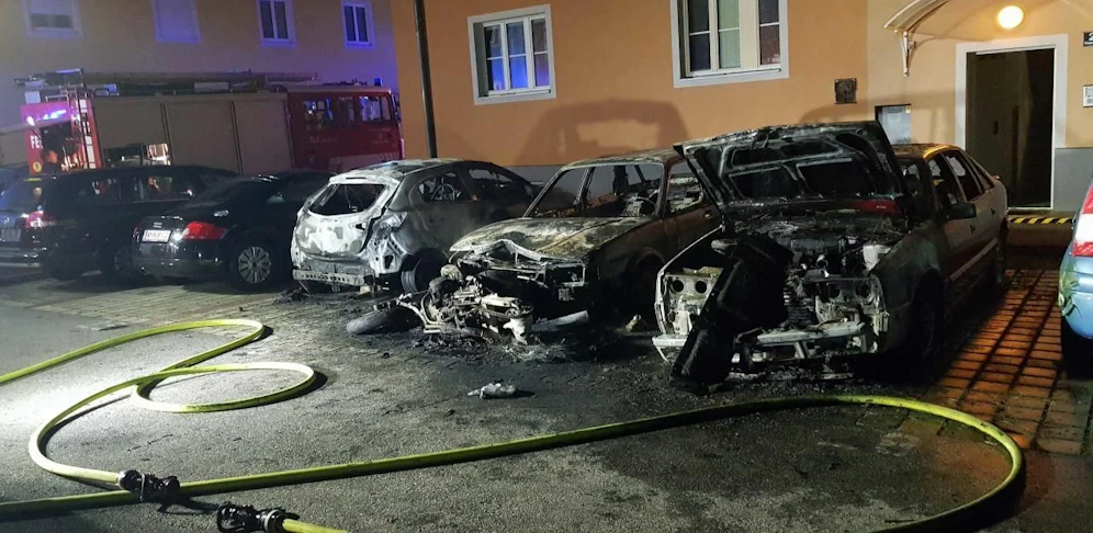 Vier Fahrzeuge standen vor einem Wohnhaus in Vollbrand. 