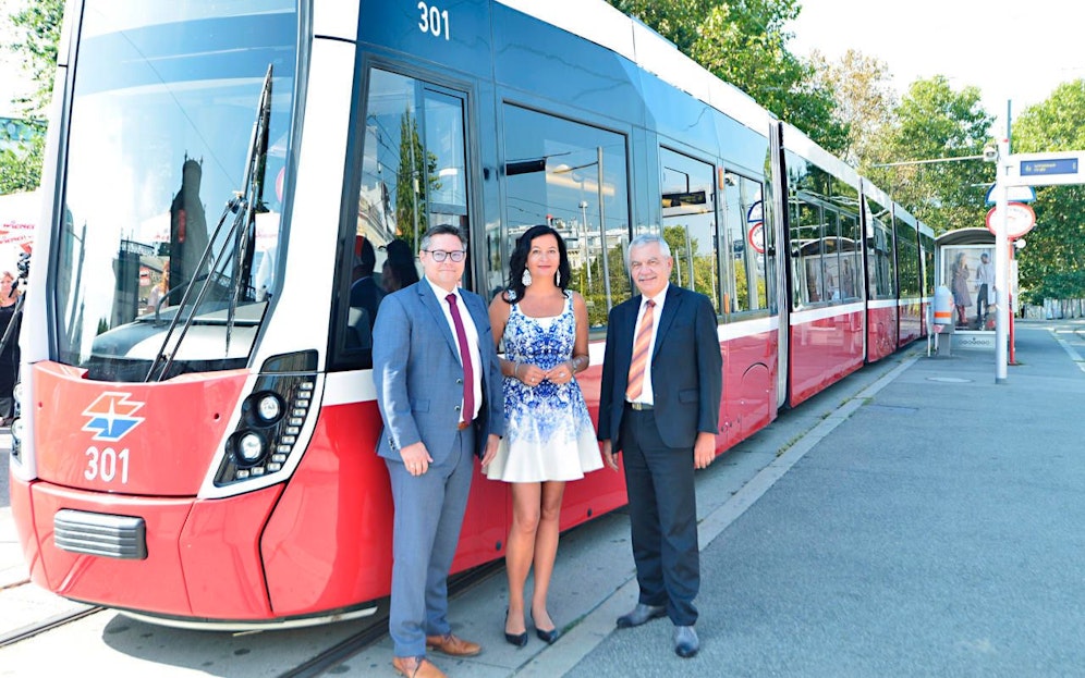 Probefahrt mit der Strassenbahn Flexity: Christian Diewald (Geschäftsführer Bombardier), Öffi-Stadträtin Ulli Sima, Günter Steinbauer (Geschäftsführer Wiener Linien) (v.li.n.re.) (c) PID/Alexandra Kromus
