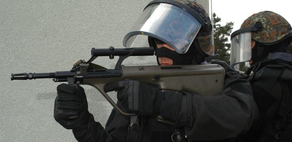 (Symbolbild) Cobra-Beamte schossen gezielt Löcher in die brennenden Gasflaschen um eine Explosion zu verhindern.