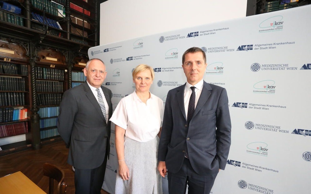 Von links: Christoph Zielinski (Leiter der Uniklinik für Innere Medizin I am AKH und Leiter des Comprehensive Cancer Center), Gesundheitsstadträtin Sandra Frauenberger  (SPÖ) und Michael Binder, KAV-Bereichsleiter Medizin stellen das neue "Vienna Cancer Center" vor. 