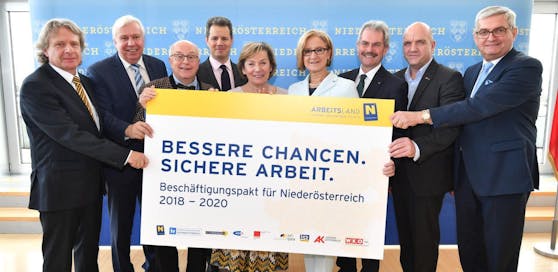 Unterzeichneten den NÖ Beschäftigungspakt für die Jahre 2018 bis 2020, von links nach rechts: Landesstellenleiter Manfred Rötzer (SMS NÖ), Präsident Johann Heuras (LSR NÖ), Landesgeschäftsführer Karl Fakler (AMS NÖ), Präsident Thomas Salzer (IV NÖ), Präsidentin Sonja Zwazl (WK NÖ), Landeshauptfrau Johanna Mikl-Leitner, Landesrat Karl Wilfing, Präsident Markus Wieser (AK NÖ), Präsident Alfred Riedl (NÖ Gemeindebund).