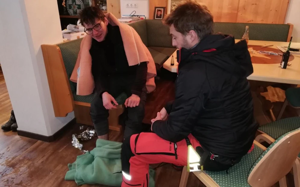 Nur Jonathan (l.) erlitt leichte Erfrierungen an Füßen und Händen; die Schneehöhle. 