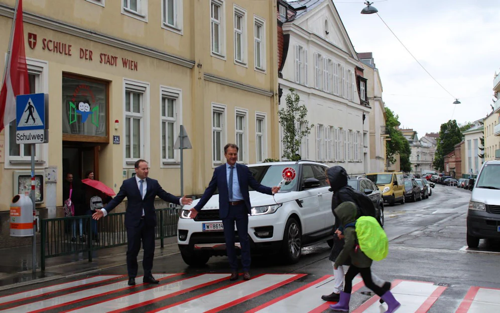 Unterwegs in Sachen Schulwegsicherheit: Bezirkschef Daniel Resch (li) und sein Vize Robert Wutzl testen den neuen leuchtenden Anhaltestab, der mehr Aufmerksamkeit bei Schutzwegen bringen soll.