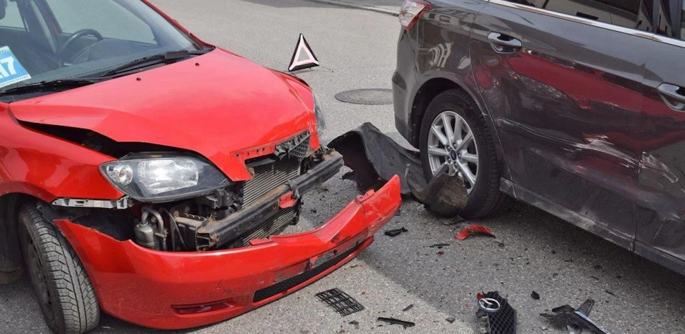 Die Insassen des grauen Autos wurden leicht verletzt.