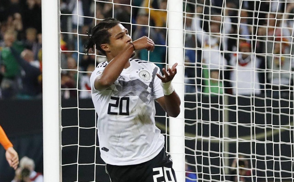 Serge Gnabry bejubelt seinen Treffer.