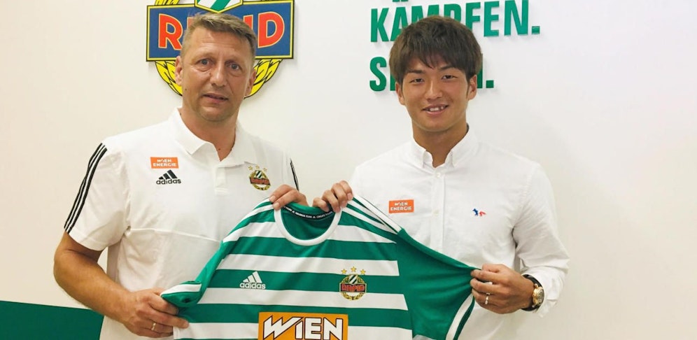 Sportdirektor Zoran Barisic mit Neuzugang Koya Kitagawa.