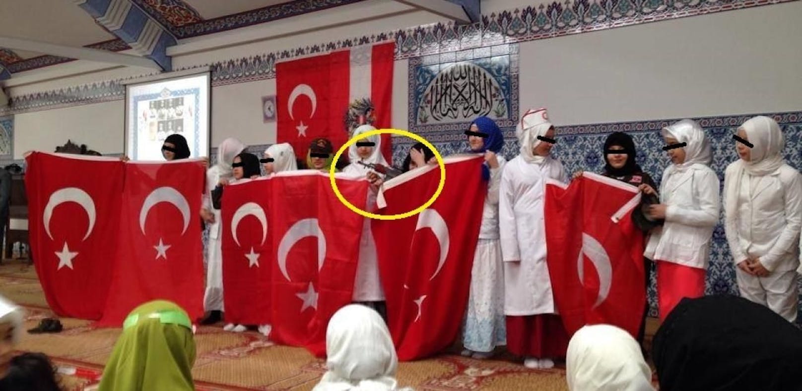 Moschee: Foto zeigt Mädchen mit Waffe
