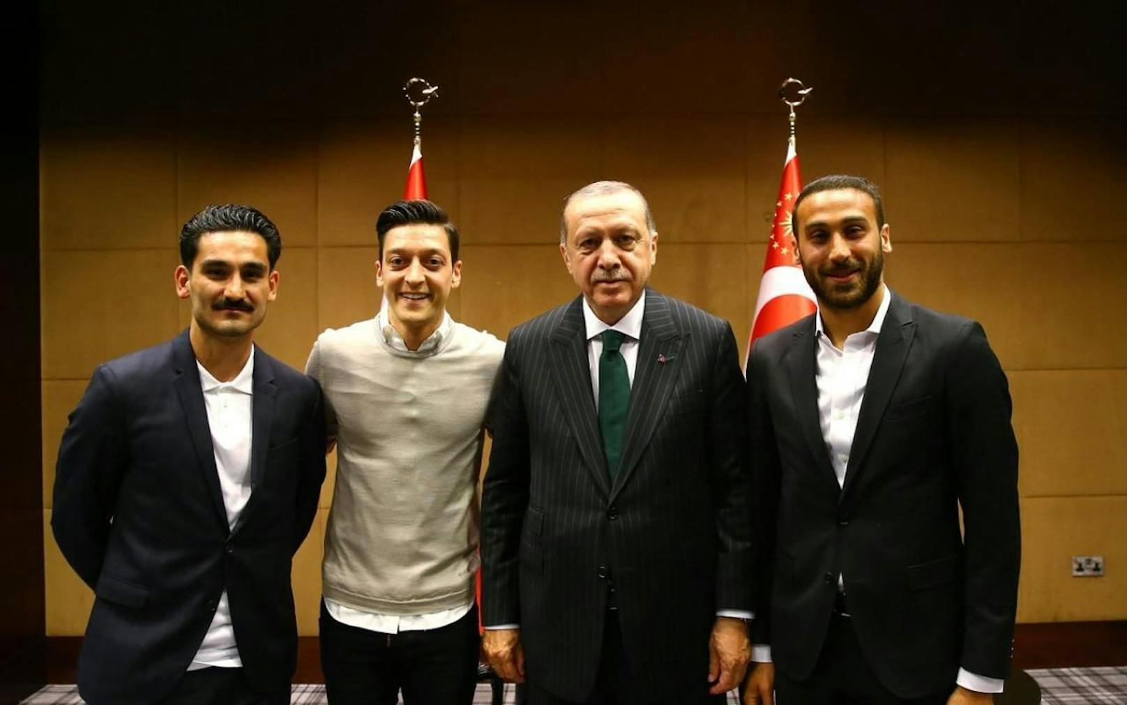 Posieren in London mit dem türkischen Staatspräsidenten Recep Tayyip Erdogan: So sorgen die Fußballer Cenk Tosun (r.), Mesut Özil (2.v.l.) und Ilkay Gündogan (l.) für Gesprächsstoff.
Twitter/AK Parti