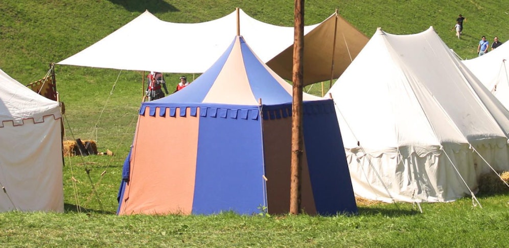 Der Schütze schoss auf ein Zelt.