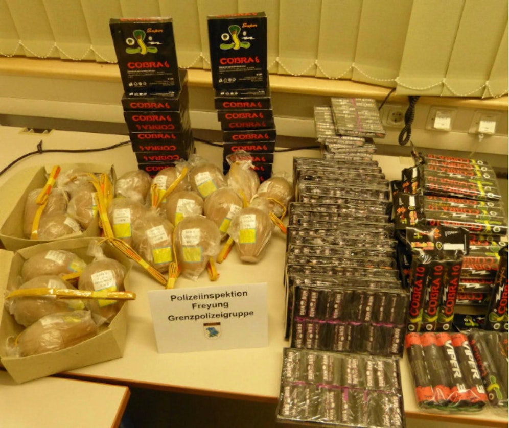 De Lenker wurde mit 600 illegalen Böllern geschnappt. 