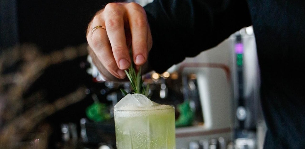 Gäste der Bar sollen sich bei Symptomen melden.